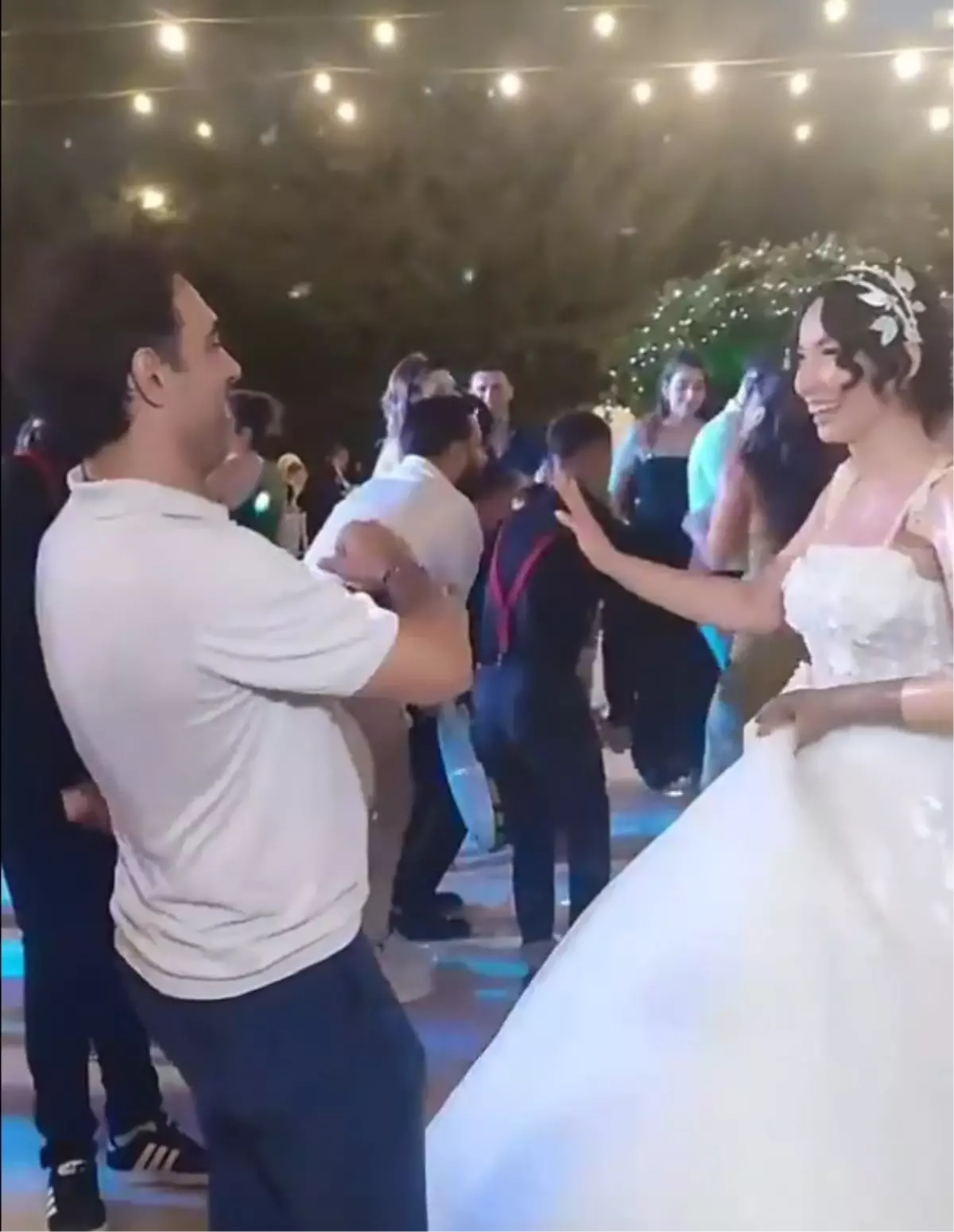 Depremde kolunu kaybeden yeğenini düğününde yalnız bırakmadı