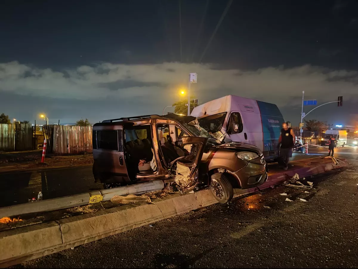 Ümraniye'de Hafif Ticari Araç ile Minibüs Çarpıştı: 8 Yaralı