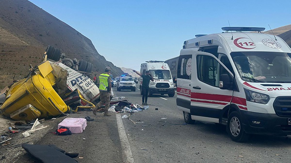 Erzincan'da tır ile otomobil çarpıştı: 4 ölü, 2 yaralı