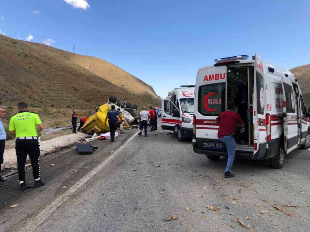 Erzincan'da tır ile otomobil çarpıştı: 4 ölü, 2 yaralı