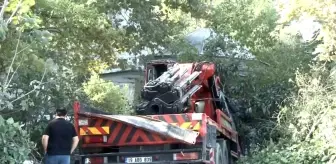 İstanbul'da freni boşalan vinç cami avlusuna uçtu