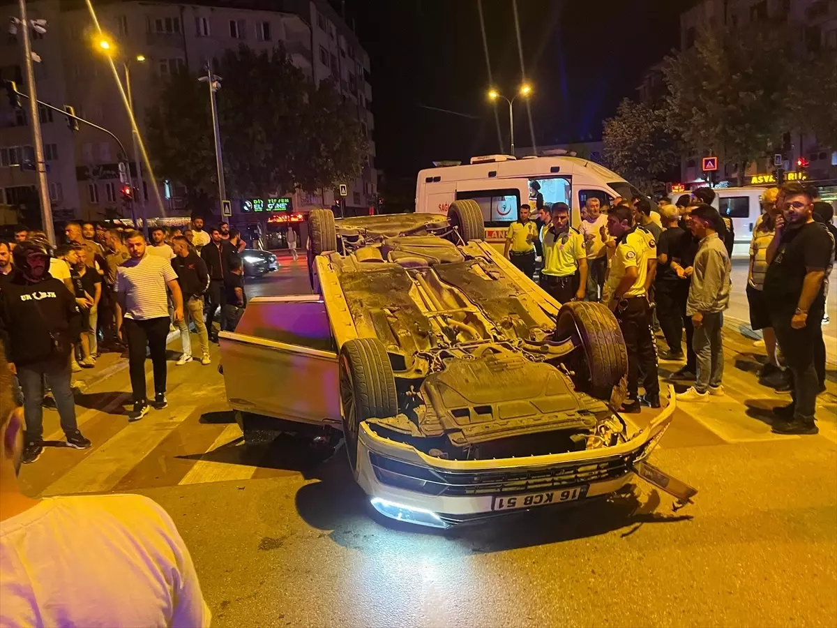 Bursa'da Otomobil Direğe Çarptı: 3 Yaralı