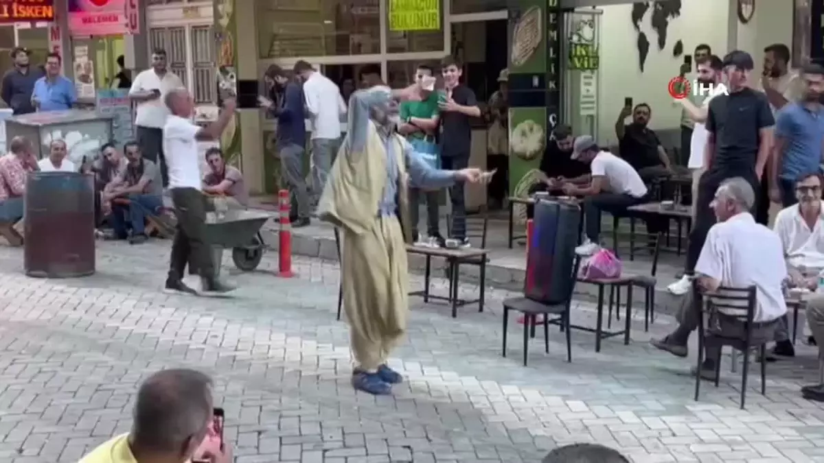 Müzik Sesine Dayanamayıp Oynamaya Başladı, Vatandaşlar da Para Takarak Destek Verdi