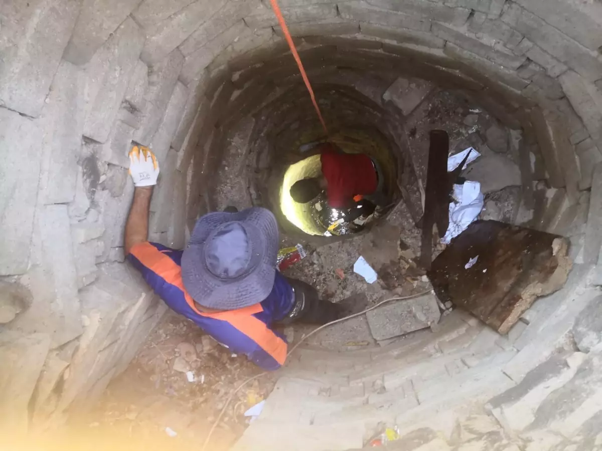 Mahalledeki Üstü Kapalı Su Kuyusu Açıldı, İçinden Tahta ve Tuğla Parçaları Çıktı