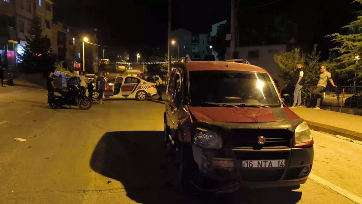 İnegöl'de Motosiklet ile Hafif Ticari Araç Çarpıştı: 2 Yaralı