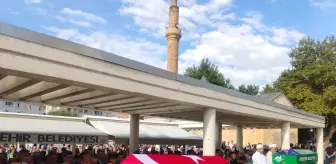 Erzincan'da TIR ile taksinin çarpıştığı kazada hayatını kaybeden polis memuru ve ailesi son yolculuğuna uğurlandı