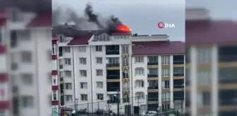 Sinop'ta apartmana düşen yıldırım yangına neden oldu