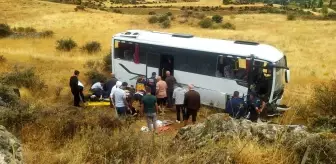 Sivas'ın Gemerek ilçesinde midibüs kazası: Çok sayıda yaralı