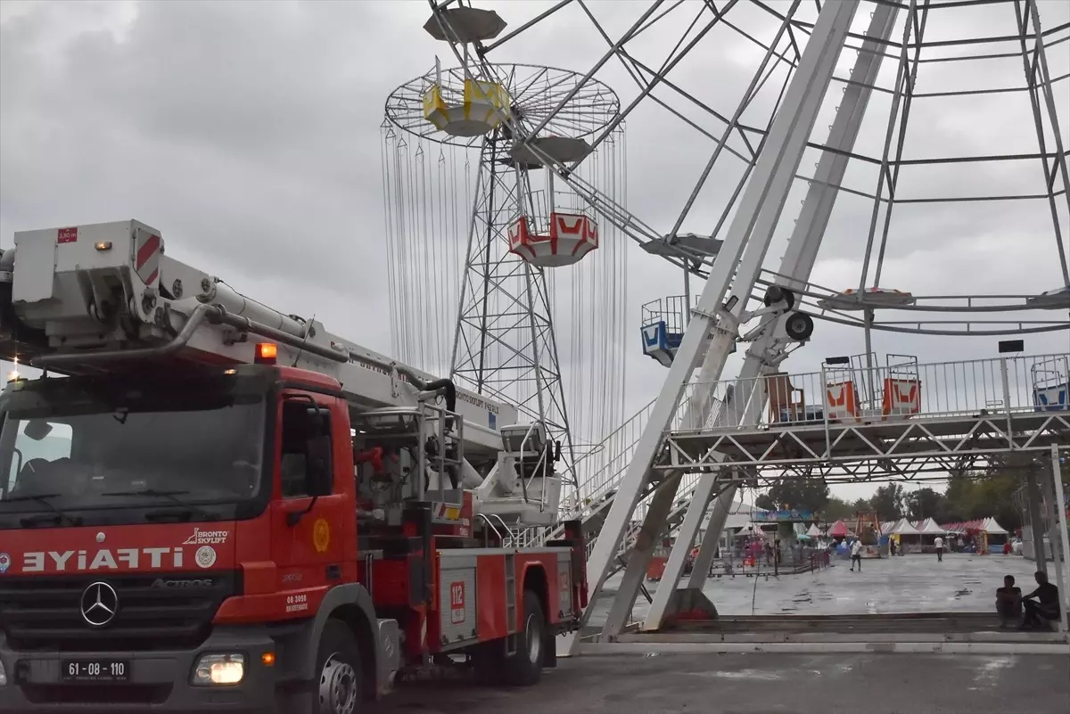 Trabzon'da dönme dolapta mahsur kalan 20 kişi kurtarıldı