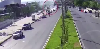 Yanan otomobili trafik polisleri yangın tüpüyle söndürdü