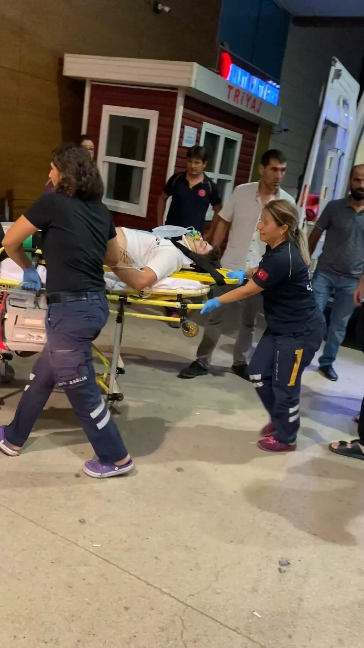 İnegöl'de motosiklet ile otomobil çarpıştı: 2 kişi ağır yaralandı