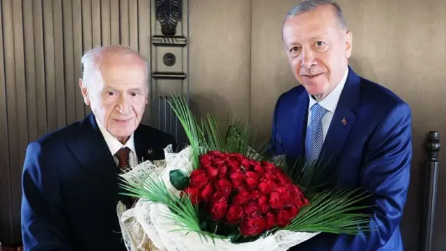 President Erdogan gave 76 roses to Bahceli! The number has a special meaning.