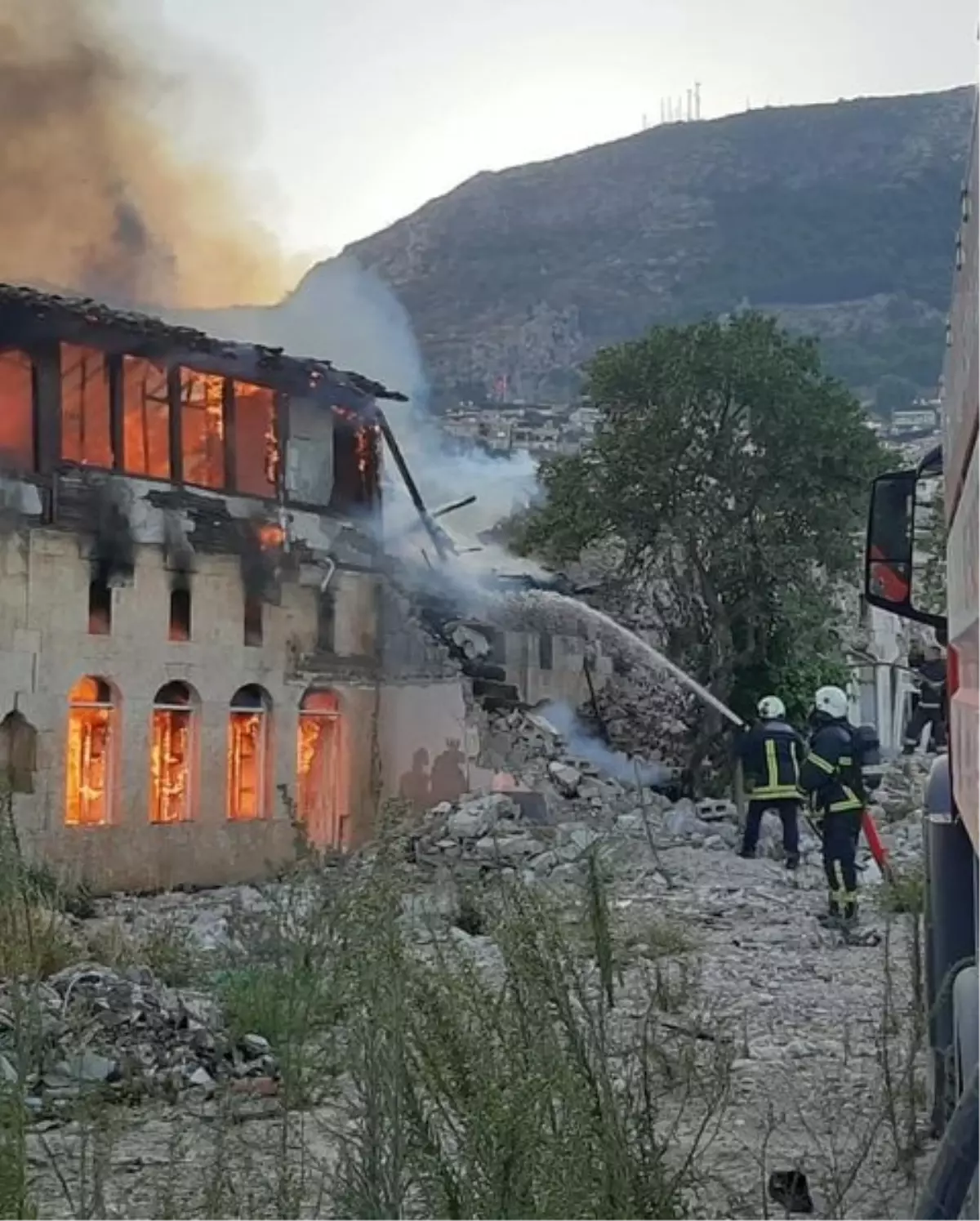 Antakya'da boşaltılan binada yangın çıktı