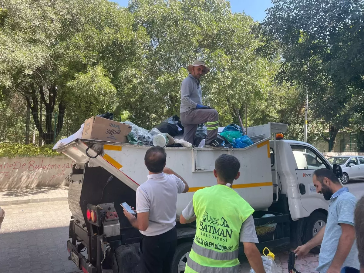 Batman'da 2 Katlı Evden 20 Ton Çöp Çıkarıldı