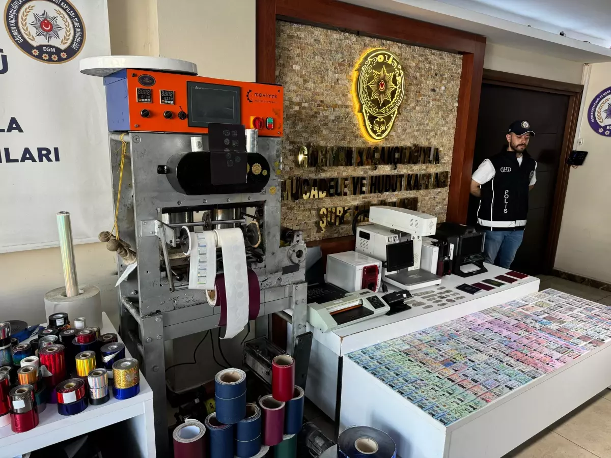 İstanbul'da sahte kimlik ve pasaport operasyonu: 8 tutuklama