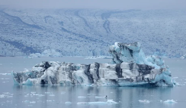 Ice cave collapsed in Iceland: 1 tourist died, 2 tourists missing