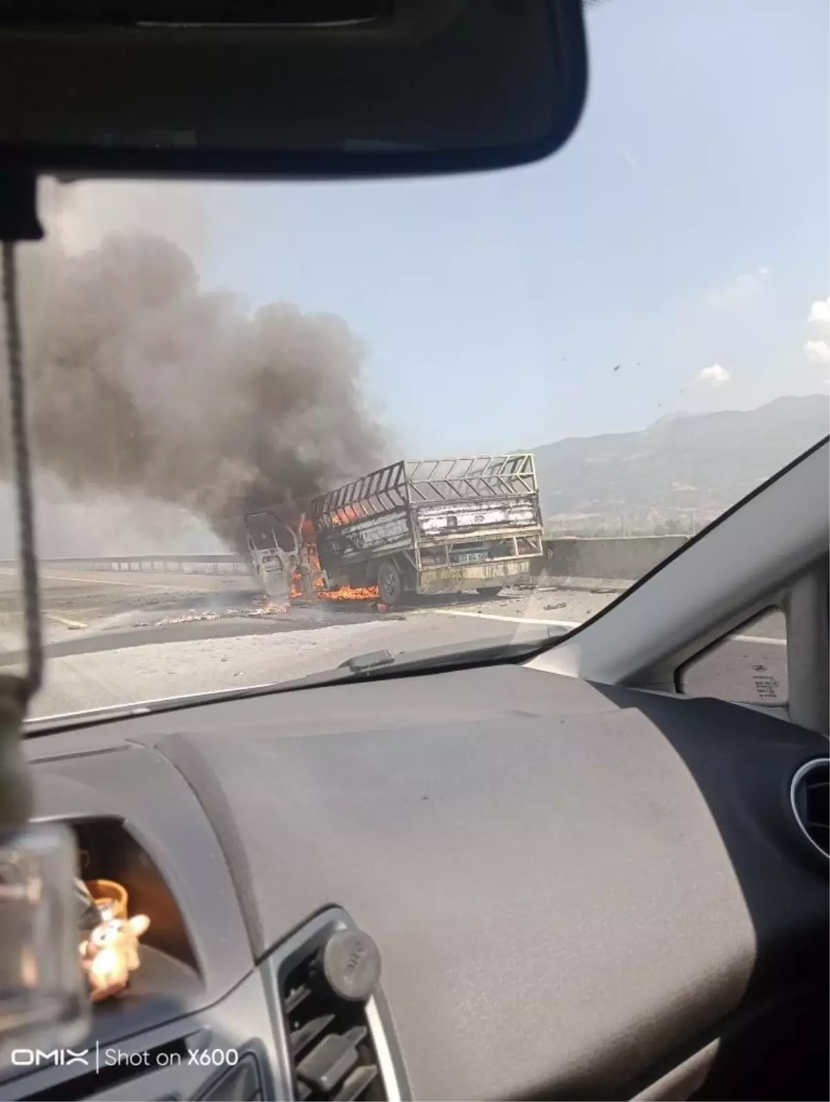 Adana-Gaziantep Otoyolu'nda Kamyonet Alev Aldı