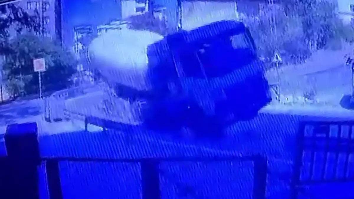 KARTAL'da Beton Mikseri Devrildi: 2 Yaralı