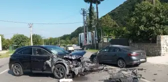 Sapanca'da otomobil ve cipin karıştığı kaza: 3 yaralı