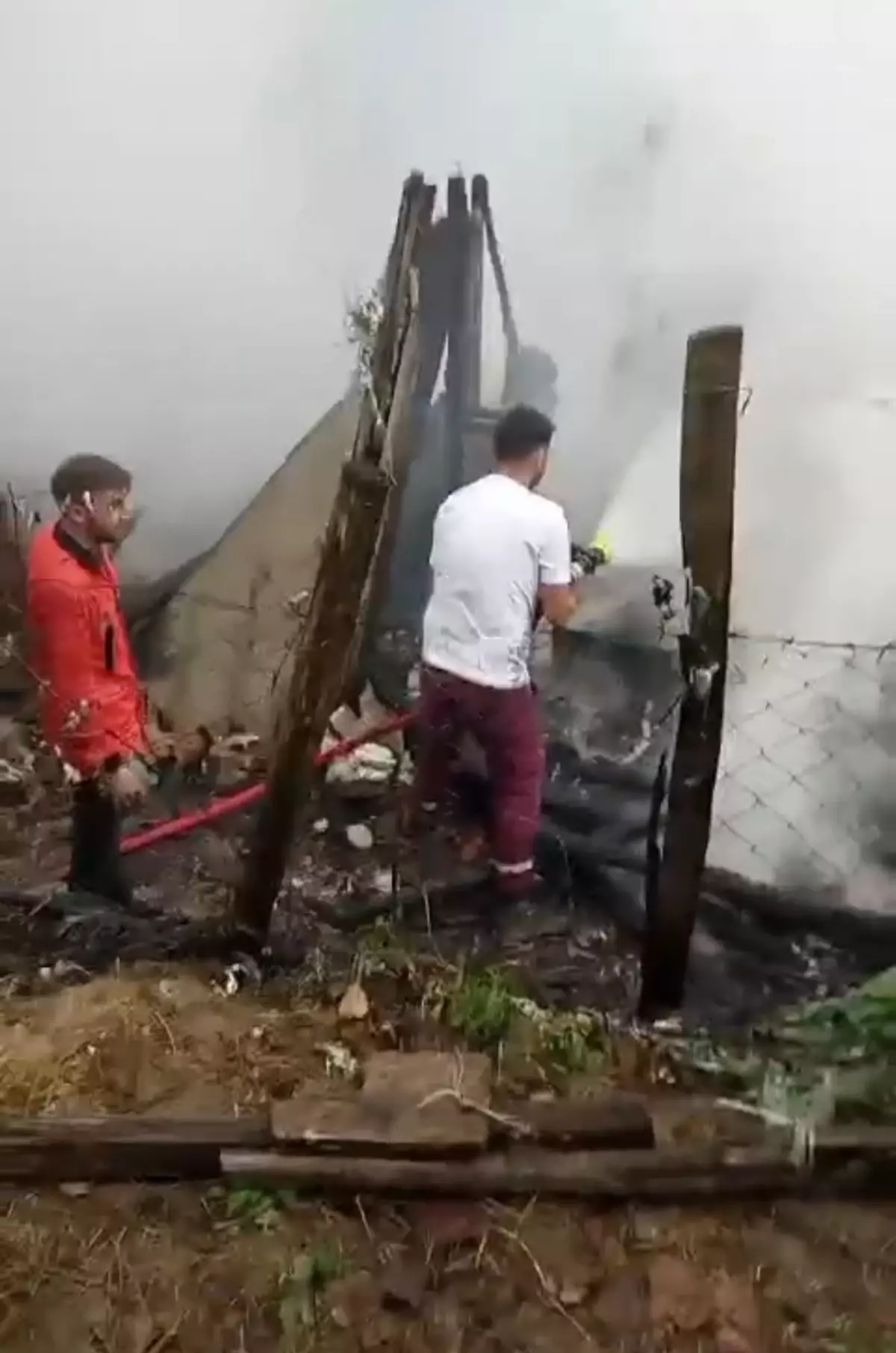 Kurucaşile'de Yıldırım Düşmesi Sonucu Bağ Evi Yanarak Kül Oldu
