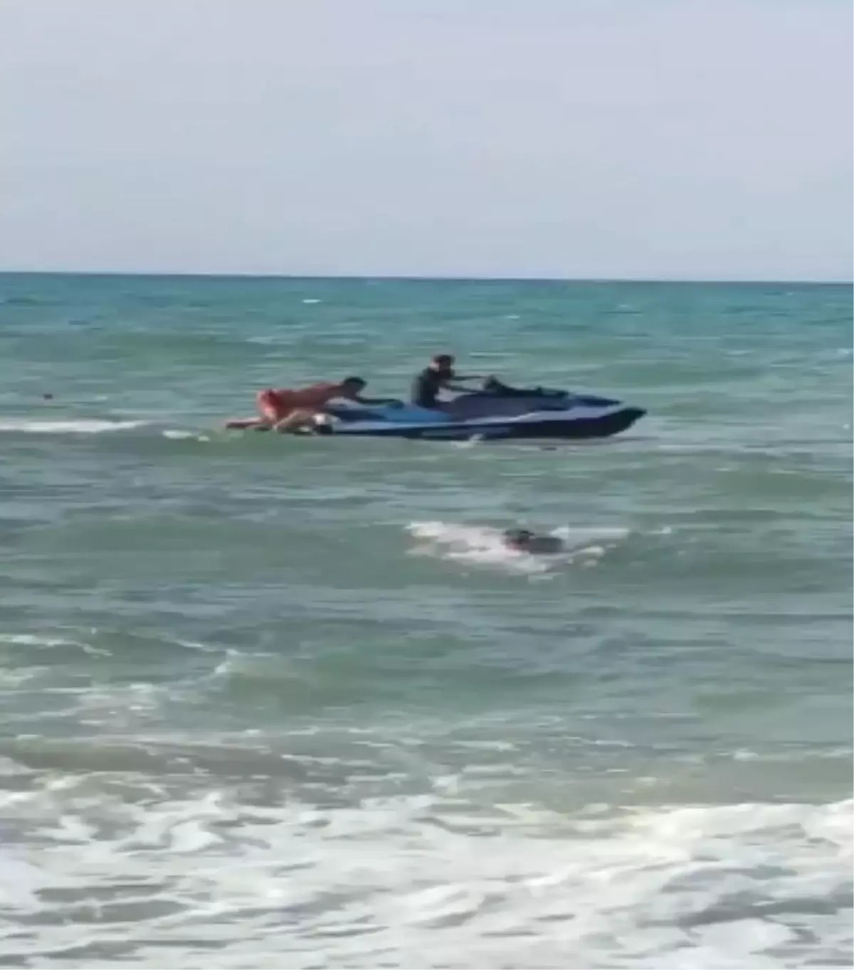 Karaburun Sahili'nde Boğulma Tehlikesi Geçiren Çocuk Jetskiyle Kurtarıldı