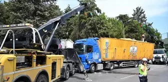 Bakırköy'de Tırın Üst Geçide Çarpması Sonucu 6 Kişi Yaralandı