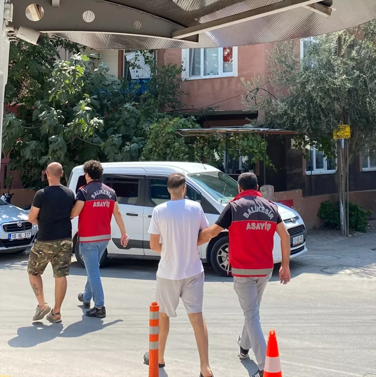 Balıkesir'de Ev Gasbı: 2 Zanlı Tutuklandı