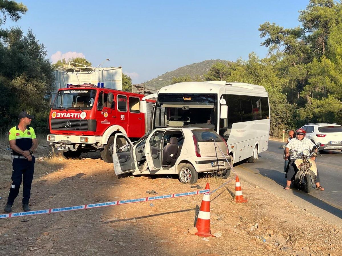 Bodrum'da Minibüsle Çarpışan Otomobilde Bir Kişi Hayatını Kaybetti