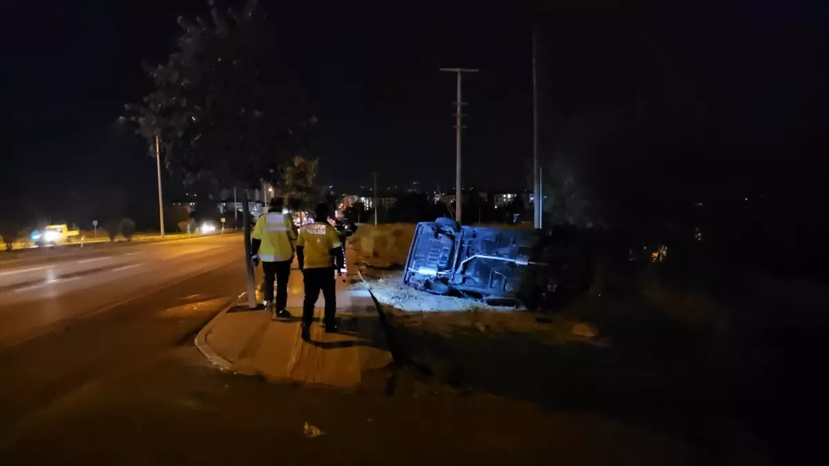 Çorum'da Yol Kenarına Devrilen Otomobilde 2 Kişi Yaralandı