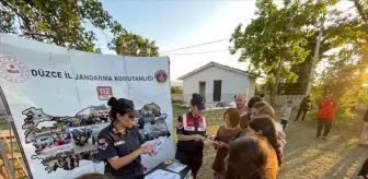 Düzce'de Jandarma Ekipleri Mevsimlik Tarım İşçilerine KADES Uygulamasını Anlattı