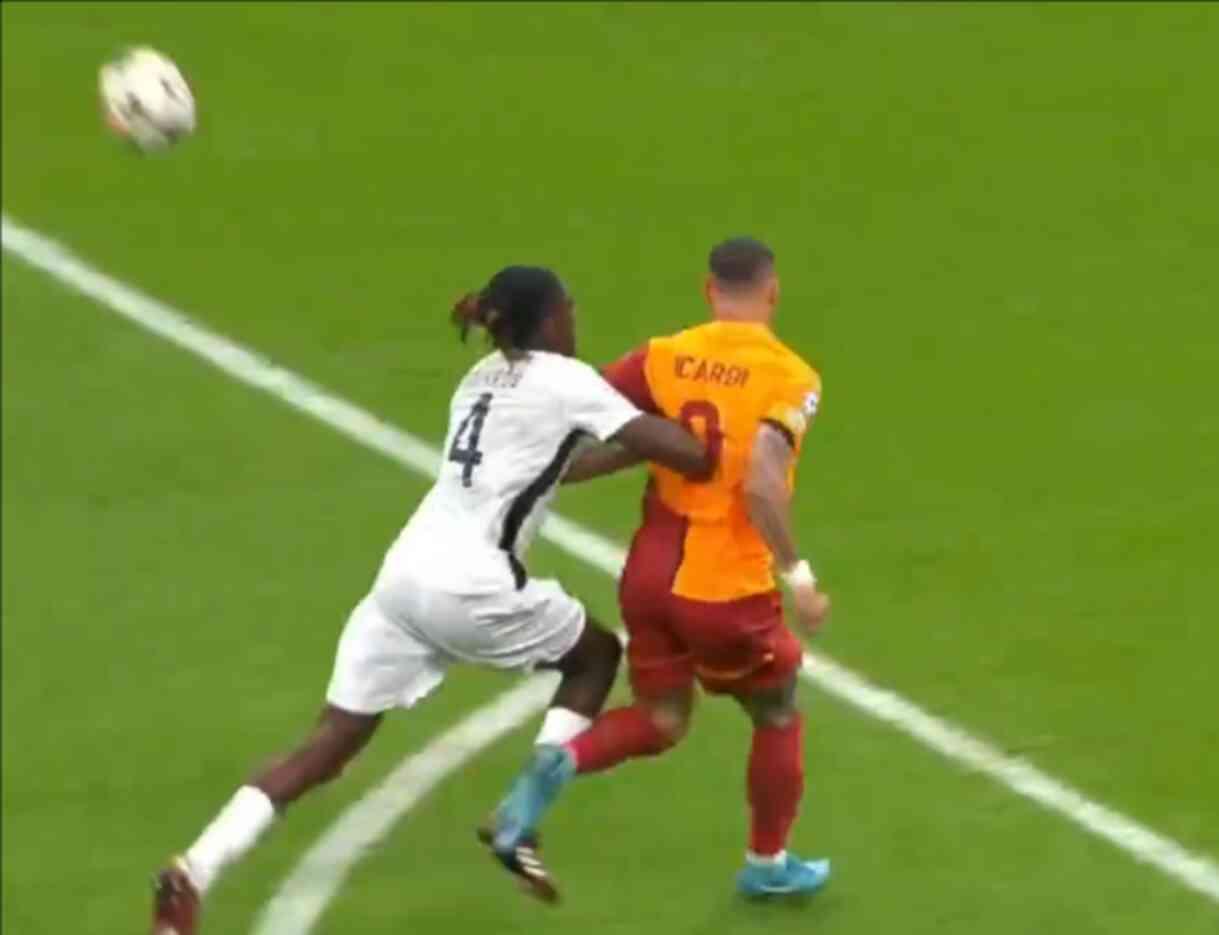 Herkes bu pozisyonu tartışıyor! İlk saniyelerde tüm stat ayağa kalktı, hakem oralı bile olmadı Herkes bu pozisyonu tartışıyor! İlk saniyelerde tüm stat ayağa kalktı, hakem oralı bile olmadı