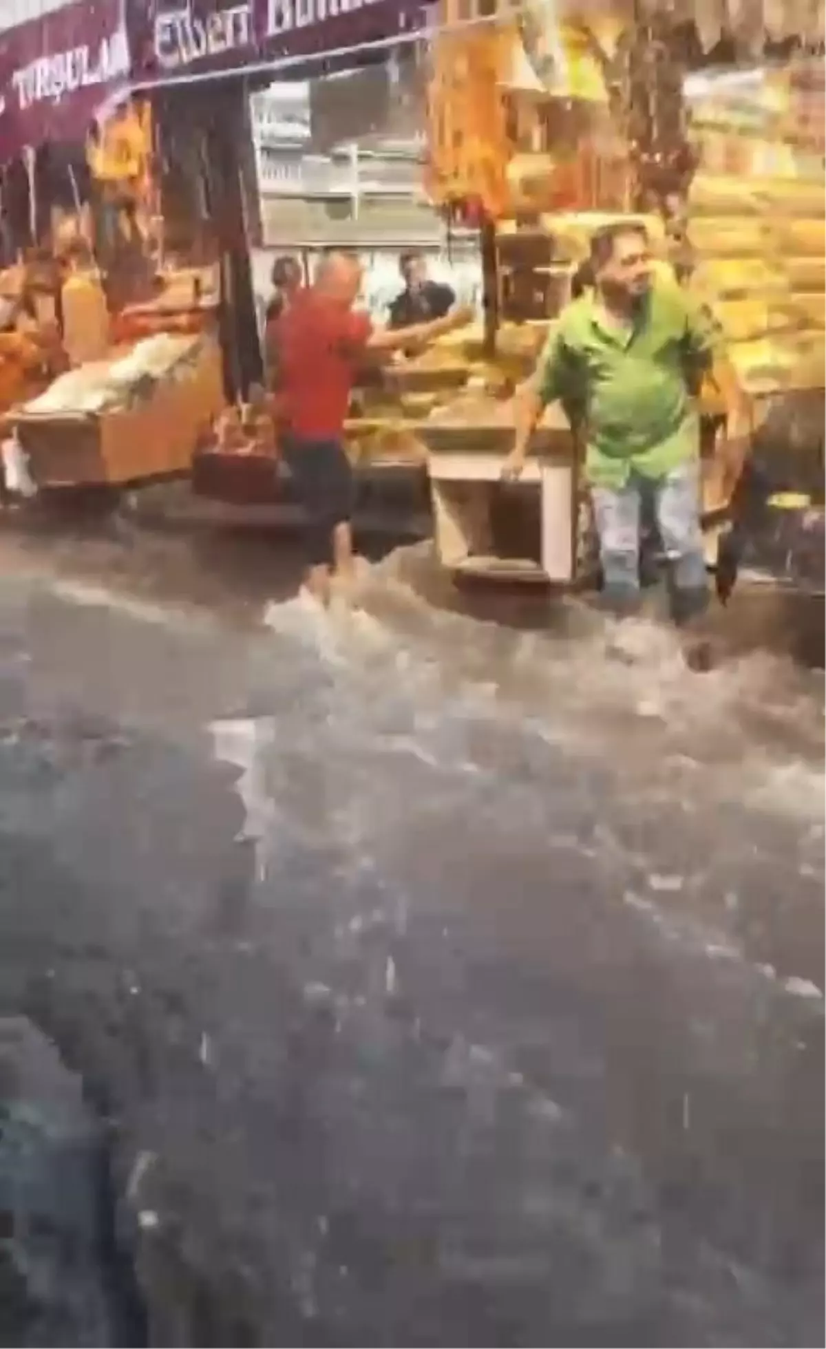 İstanbul'da Sağanak Yağış: Taksim'de Caddeler Sular Altında