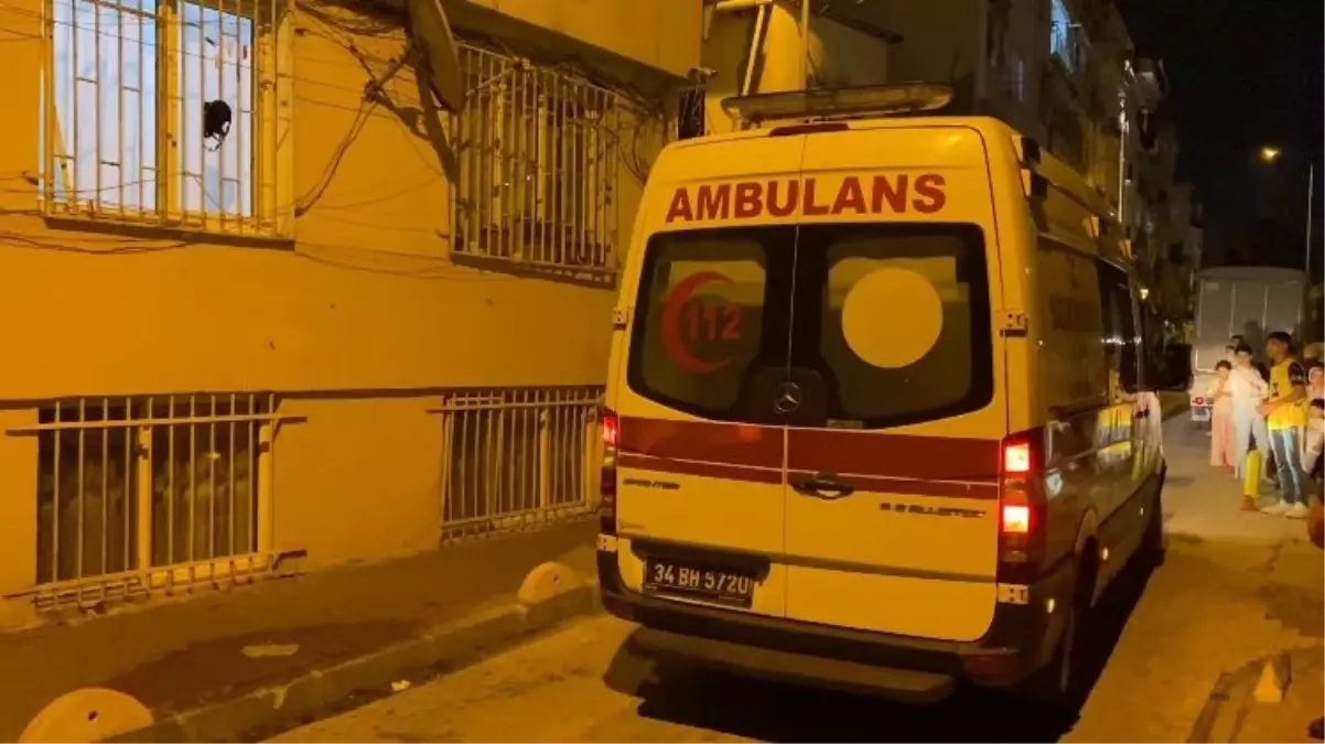 Fatih'te 4 Katlı Bina Çöktü, 3. Kat Daire Sakini Yaralandı