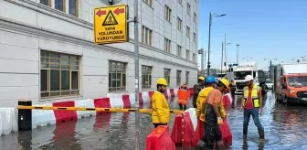 Meteoroloji uyarmıştı! Şiddetli yağış İstanbullulara zor anlar yaşattı