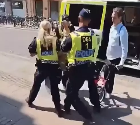 Harsh intervention to the woman who shouted 'Free Palestine' in Sweden