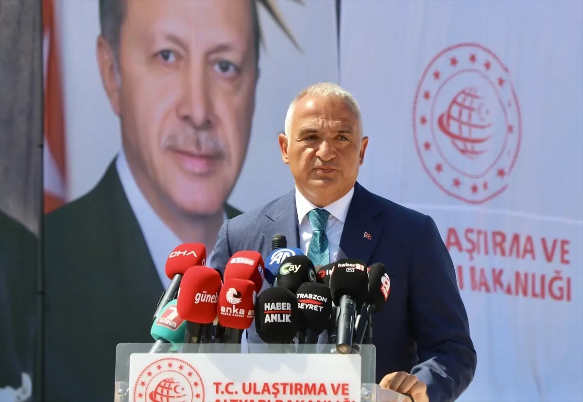 Bakanlar Uraloğlu ve Ersoy, Trabzon Havalimanı'ndaki açılış törenine katıldı