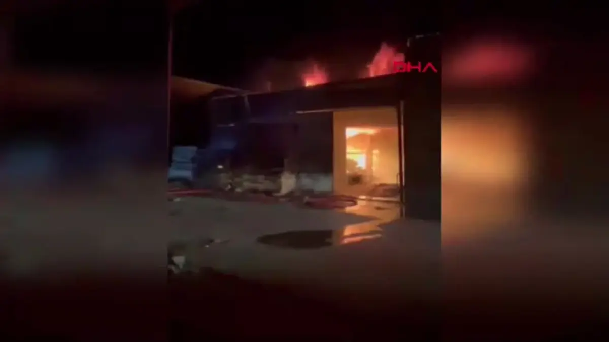 Adana'da Mobilya Atölyesinde Yangın: 6 İş Yeri Yandı