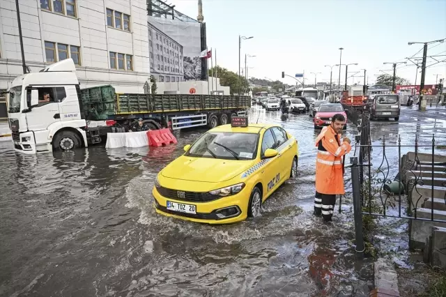 İstanbul'da Sağanak Hayatı Olumsuz Etkiledi