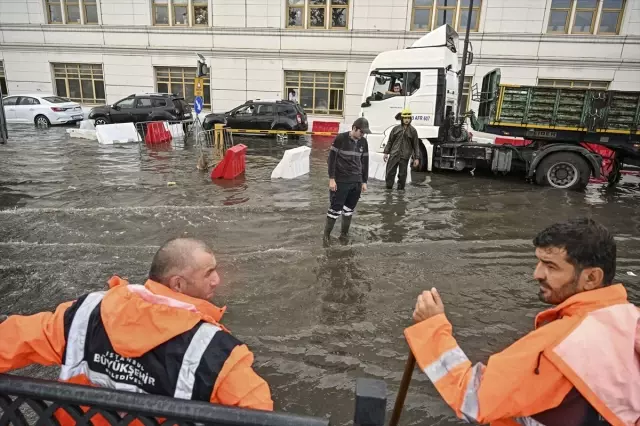 Heavy Rain Affects Life Negatively in Istanbul