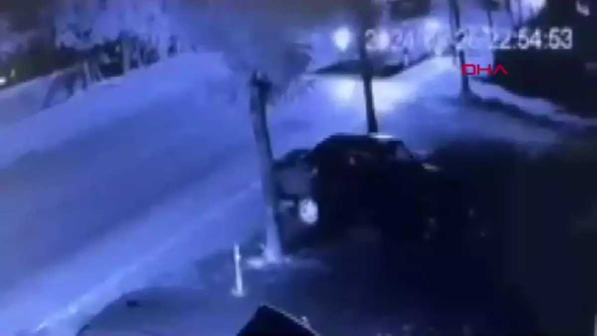 Hendek'te işçi servisi ile otomobil çarpıştı: 2'si ağır 3 yaralı