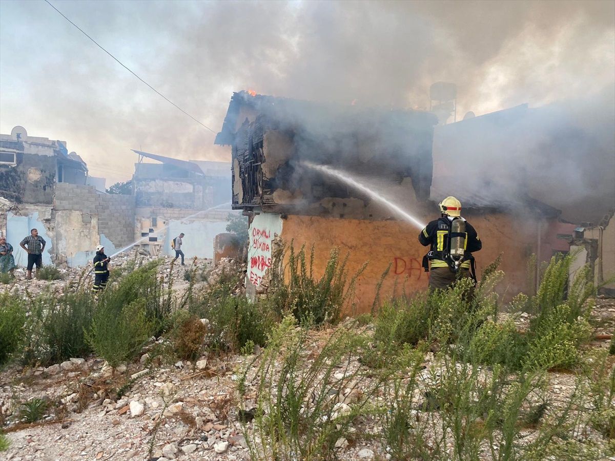 Antakya'da boş binada çıkan yangın söndürüldü