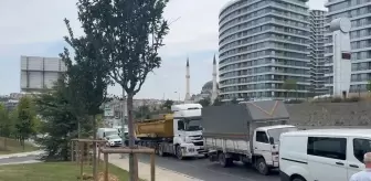 Bağcılar'da Otomobilin Çarptığı Kamyonet Devrildi