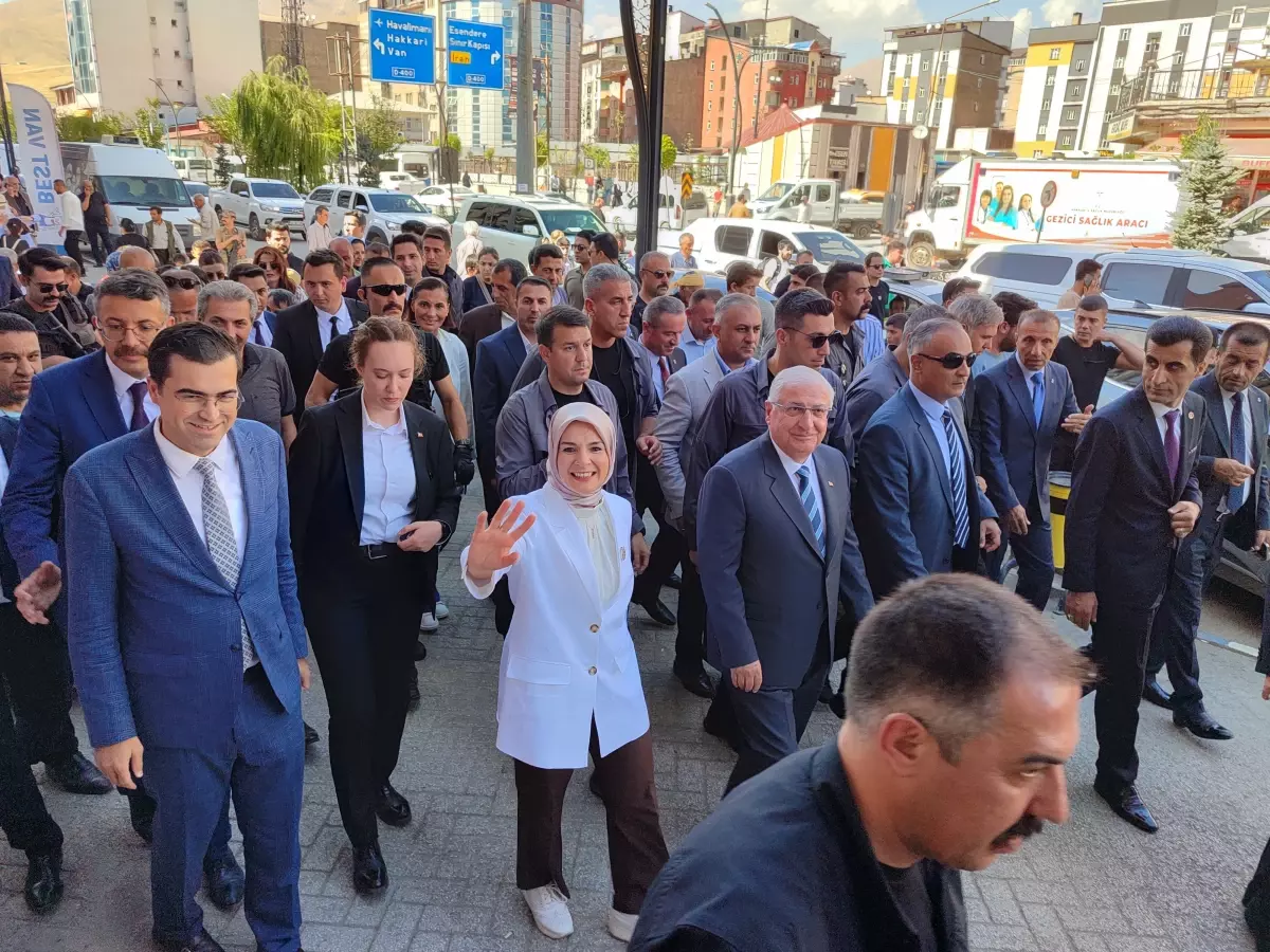 Bakanlar Yüksekova'da Esnaf Ziyaretinde Bulundu