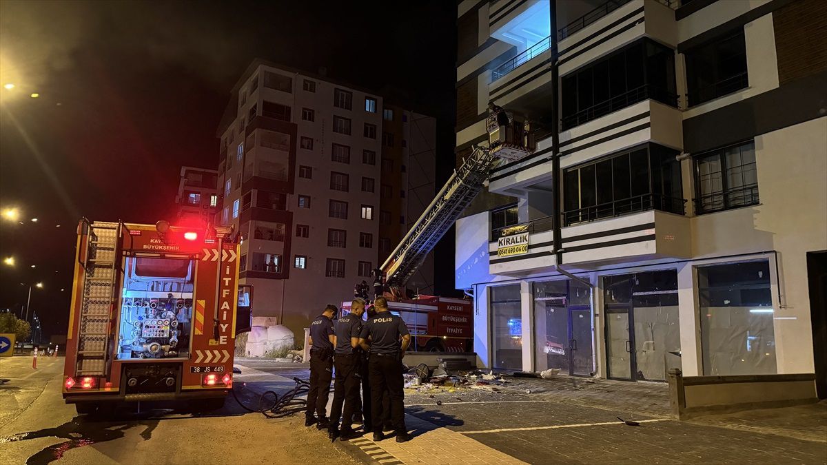 Kayseri'de Sinir Krizi Geçiren Kişi Oturduğu Daireyi Ateşe Verdi