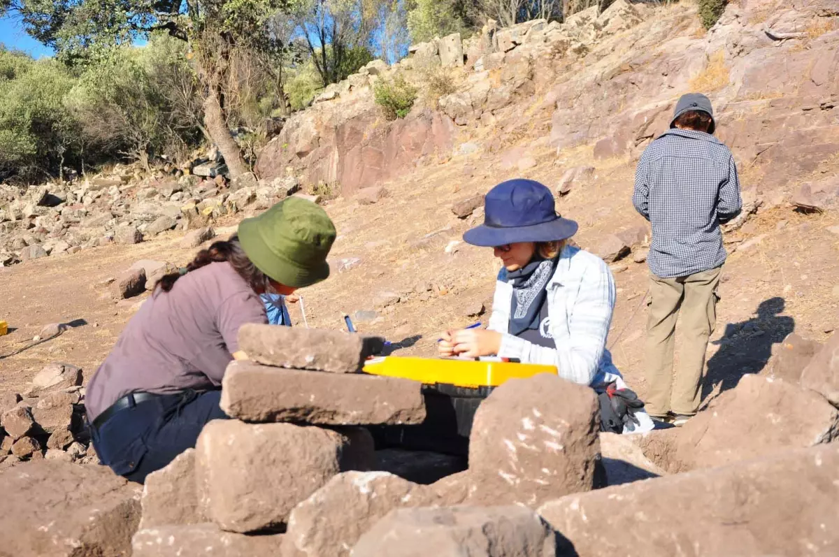 Aigai Antik Kenti'nde Gönüllü Öğrenciler Tarihi Keşfediyor