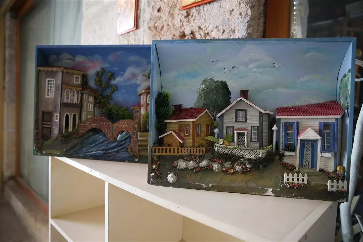 Depremde yıkılan çift, tasarımlarını tarihi külliye atölyesinde sergiliyor