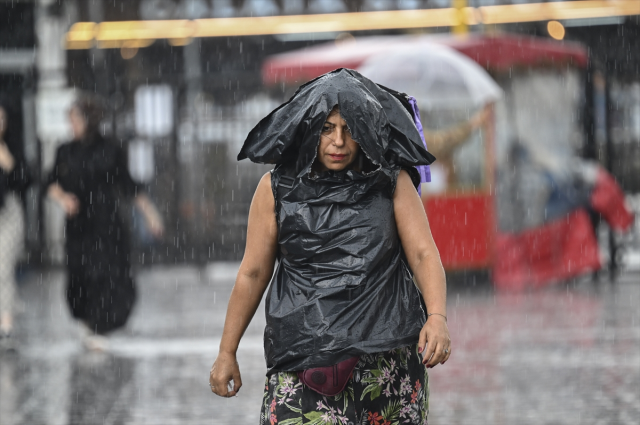 İstanbul'da beklenen sağanak ve dolu yağışı başladı! Feci görüntüler geliyor