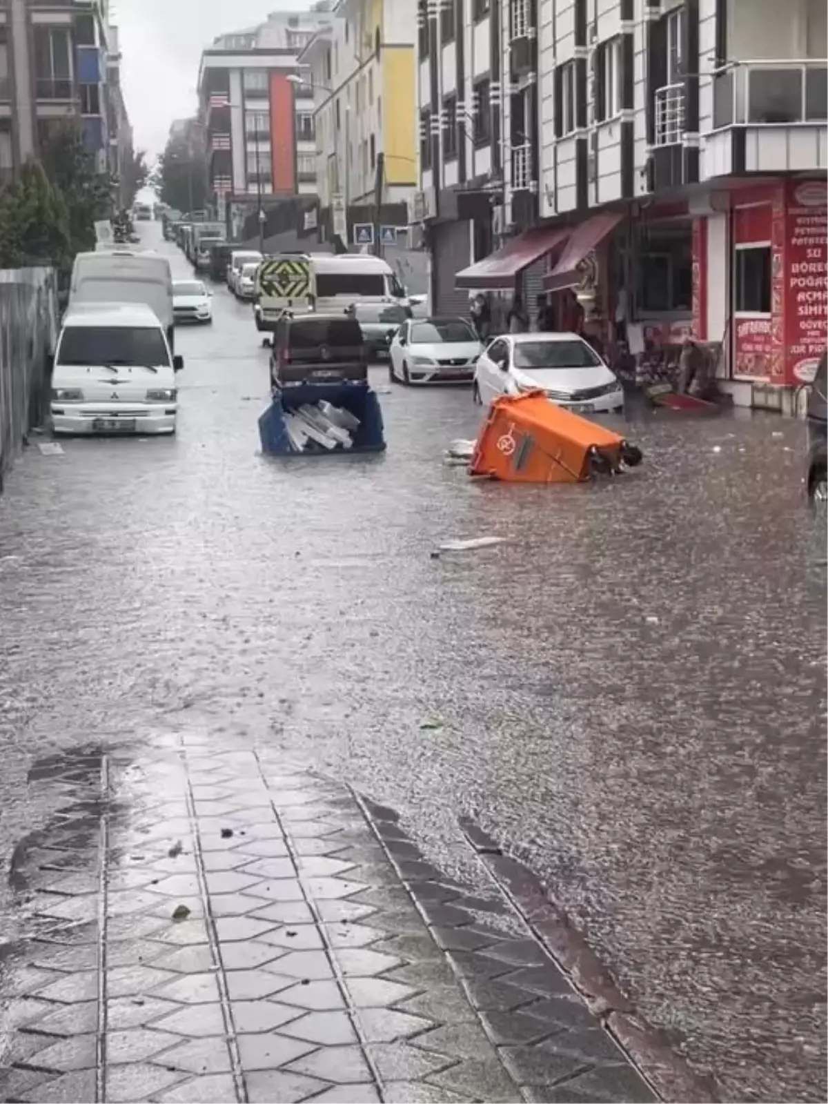İstanbul'da Sağanak Yağış: Cadde ve Sokaklar Sular Altında