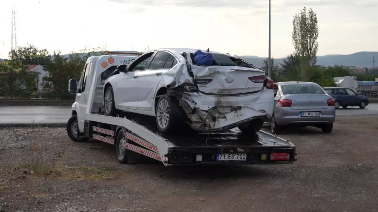 Kırıkkale'de Servis Minibüsü Otomobile Çarptı: 11 Yaralı