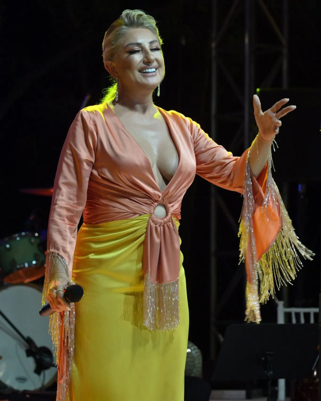 Muazzez Ersoy left mouths open with her braless stage style